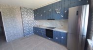 Темно-серая современная прямая кухня фото 2 миниатюра