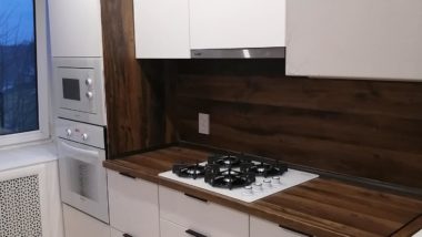Угловая кухня со столешницей под дерево