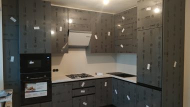 Современные угловая кухня со встроенной техникой