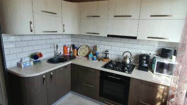 Угловая кухня с гнутыми дверцами